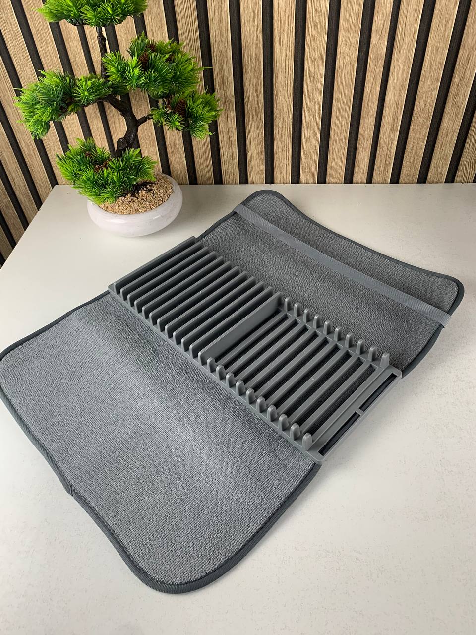 Serviette absorbant en fibres microscopiques avec égouttoir